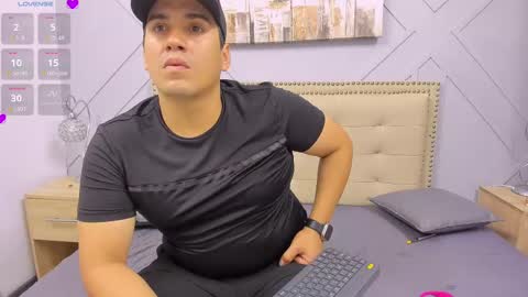 Snapshot of vale_n_matt chatting on 09-10-25, 04:12 Samantha y Matt online show from 09-10-25, 04:12