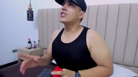 Snapshot of vale_n_matt chatting on 09-26-25, 03:32 Samantha y Matt online show from 09-26-25, 03:32