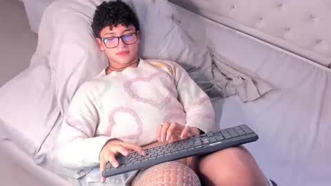 Valentin0 online show from 12-04-25, 07:44