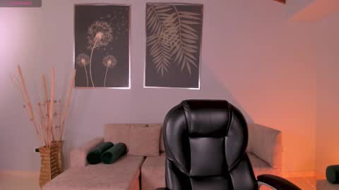 Valeria online show from 12-14-25, 04:40