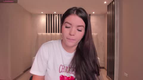 Snapshot of valeriaroldanx chatting on 01-11-26, 11:21 Valeria online show from 01-11-26, 11:21