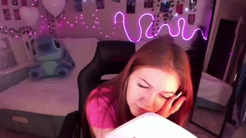 Snapshot of valerie_cutee chatting on 02-25-25, 04:00 Lera online show from 02-25-25, 04:00