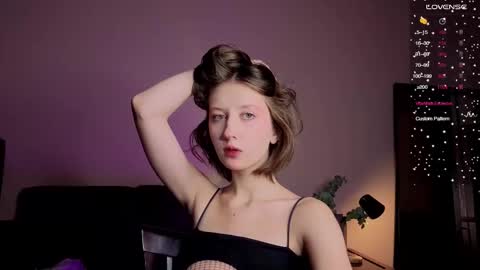 Snapshot of valerie_mooon chatting on 11-16-25, 09:20 Kristi moony online show from 11-16-25, 09:20