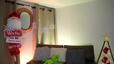 Snapshot of valeriebony chatting on 12-14-25, 04:29 Valerie Style3 online show from 12-14-25, 04:29