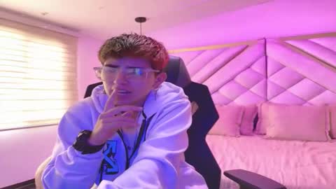 Snapshot of valeryevansvg chatting on 11-28-25, 01:03 Valery online show from 11-28-25, 01:03