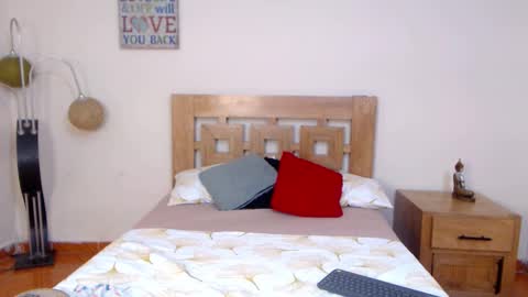 Snapshot of valesantodomingo chatting on 10-15-25, 11:27 Sofia online show from 10-15-25, 11:27