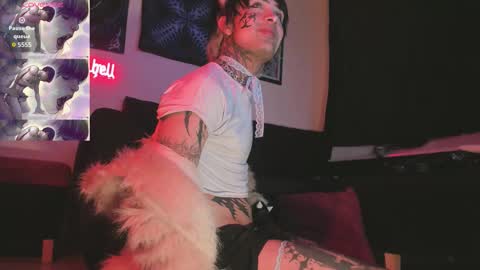 Snapshot of vampiredavyd chatting on 01-19-26, 01:53 david guzman i model independenthelp me with a thumbs up online show from 01-19-26, 01:53