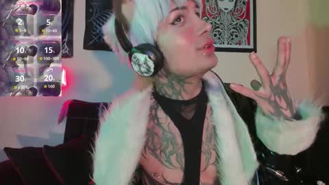 Snapshot of vampiredavyd chatting on 02-01-26, 06:01 david guzman i model independenthelp me with a thumbs up online show from 02-01-26, 06:01