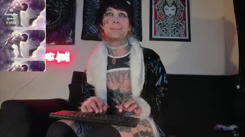 Snapshot of vampiredavyd chatting on 02-07-26, 02:48 david guzman i model independenthelp me with a thumbs up online show from 02-07-26, 02:48