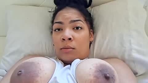 Snapshot of vanessareign chatting on 10-17-25, 06:43 vanessareign online show from 10-17-25, 06:43