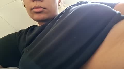 Snapshot of vanessareign chatting on 02-16-26, 07:43 vanessareign online show from 02-16-26, 07:43