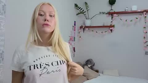 Snapshot of vanillaecho chatting on 10-19-25, 02:29 Megan online show from 10-19-25, 02:29