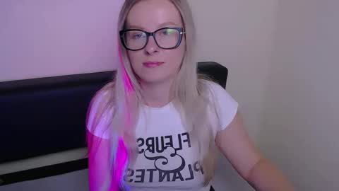 Mia online show from 09-22-25, 06:59