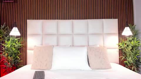 V A N N E S A   online show from 12-17-25, 12:00