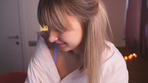 Snapshot of variety_moments chatting on 12-15-24, 04:07 Heeeeey Im Hanna the art of tease online show from 12-15-24, 04:07