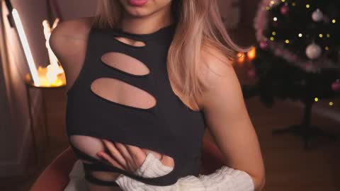 Snapshot of variety_moments chatting on 12-25-24, 03:40 Heeeeey Im Hanna the art of tease online show from 12-25-24, 03:40