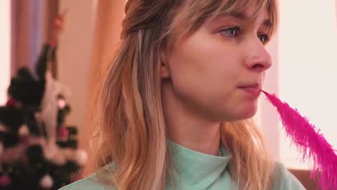 Snapshot of variety_moments chatting on 12-26-24, 06:52 Heeeeey Im Hanna the art of tease online show from 12-26-24, 06:52