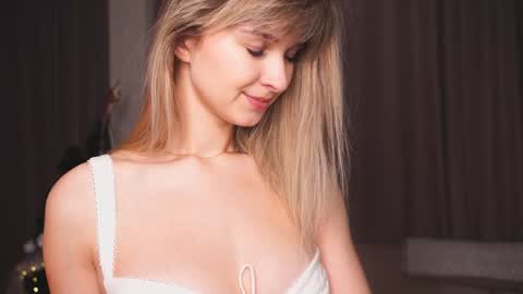 Snapshot of variety_moments chatting on 12-28-24, 03:59 Heeeeey Im Hanna the art of tease online show from 12-28-24, 03:59