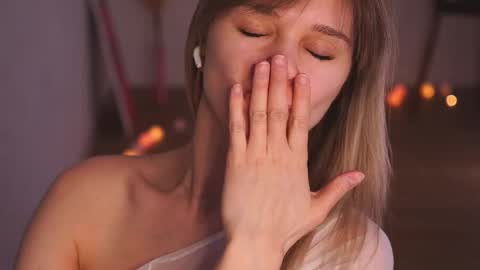 Snapshot of variety_moments chatting on 02-20-25, 08:28 Heeeeey Im Hanna the art of tease online show from 02-20-25, 08:28