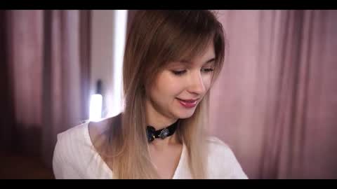 Snapshot of variety_moments chatting on 10-19-25, 02:45 Heeeeey Im Hanna the art of tease online show from 10-19-25, 02:45