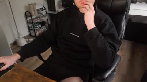 Snapshot of vaslo08 chatting on 12-17-25, 01:06 Vaslo online show from 12-17-25, 01:06