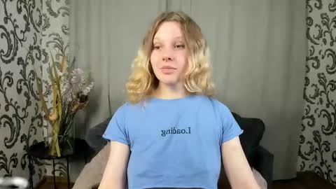 velvet_peach_ online show from 11-19-25, 11:43