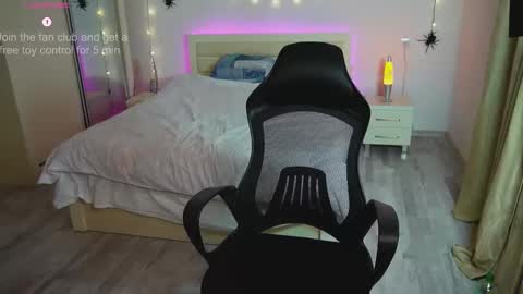 Mila online show from 10-21-25, 07:03