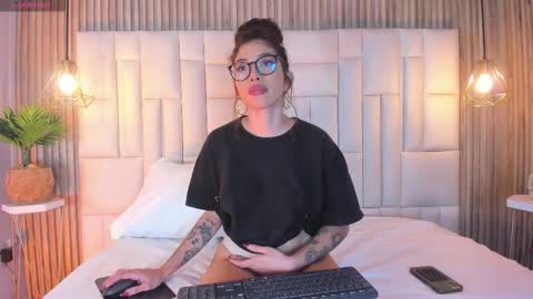 Snapshot of venezsofia chatting on 12-16-25, 10:48 venez sofia online show from 12-16-25, 10:48