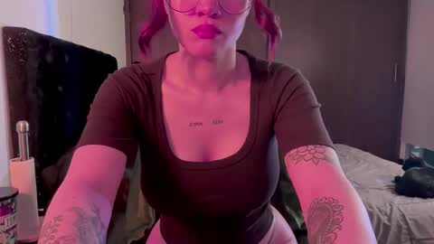 Snapshot of venicebtch666 chatting on 10-15-25, 11:43 Lanna online show from 10-15-25, 11:43