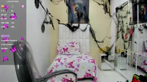 Snapshot of venus_cortez chatting on 10-21-25, 06:08 Venus Cortez online show from 10-21-25, 06:08