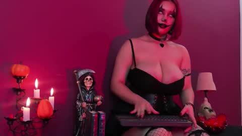 Snapshot of venussdark chatting on 10-19-25, 12:44 Venus Dark online show from 10-19-25, 12:44