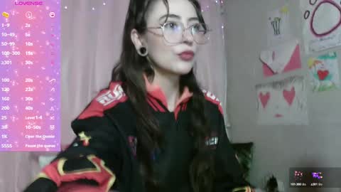 Snapshot of venuzxx chatting on 02-20-25, 01:30 . . online show from 02-20-25, 01:30