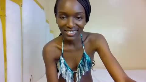 Snapshot of verah_vee chatting on 10-19-25, 12:28 verah online show from 10-19-25, 12:28