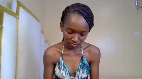 Snapshot of verah_vee chatting on 10-20-25, 12:33 verah online show from 10-20-25, 12:33