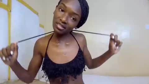 Snapshot of verah_vee chatting on 10-21-25, 04:35 verah online show from 10-21-25, 04:35