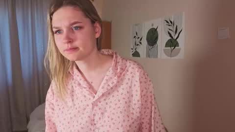 Veronica online show from 09-15-25, 04:34