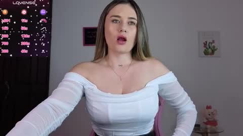 Snapshot of veronika__winslow_ chatting on 10-11-25, 03:06 Vero online show from 10-11-25, 03:06