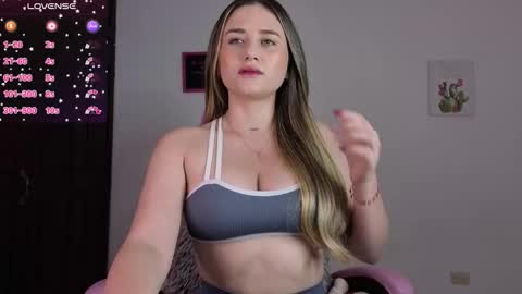 Snapshot of veronika__winslow_ chatting on 10-17-25, 03:20 Vero online show from 10-17-25, 03:20