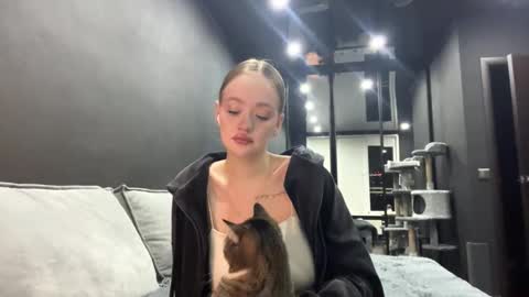 Esta online show from 10-28-25, 04:09