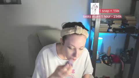 Snapshot of vi_vikkk chatting on 02-23-25, 09:55 VIKA online show from 02-23-25, 09:55