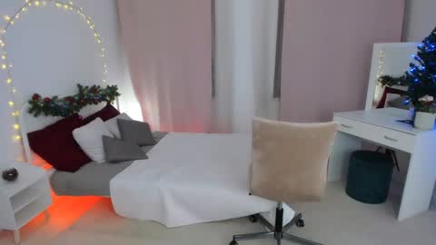 Snapshot of via_lattea_ chatting on 12-23-24, 08:03 Camilla online show from 12-23-24, 08:03