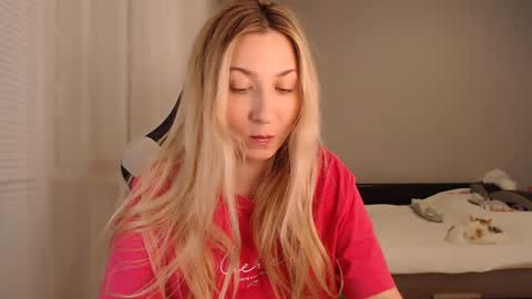 Snapshot of vibezgirl chatting on 12-16-24, 06:27 Amelia online show from 12-16-24, 06:27