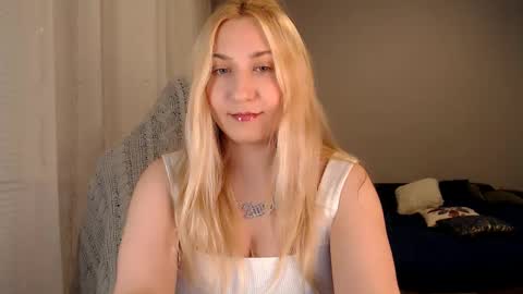 Snapshot of vibezgirl chatting on 10-11-25, 07:01 Amelia online show from 10-11-25, 07:01