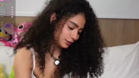 Snapshot of vicky_curly chatting on 11-15-25, 05:27 vicky_curly online show from 11-15-25, 05:27
