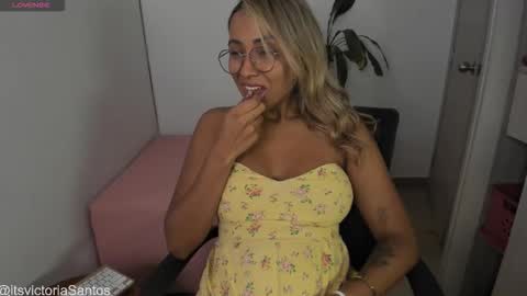 Victoria Santos online show from 02-15-26, 10:28