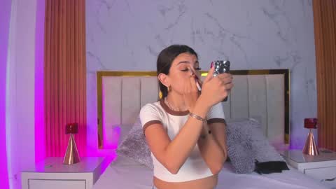  Victoria Lozano  online show from 01-08-25, 12:15