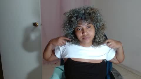 Snapshot of victoria_miler chatting on 01-16-25, 09:40 VICKY online show from 01-16-25, 09:40