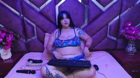 Snapshot of victoria_rossy_ chatting on 01-31-25, 01:12 Victoria online show from 01-31-25, 01:12