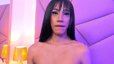 Snapshot of victoriaross1 chatting on 02-17-25, 03:15 VictoriaRoss online show from 02-17-25, 03:15