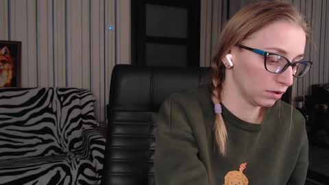 Snapshot of vikaericka chatting on 03-12-25, 01:03 Vika online show from 03-12-25, 01:03